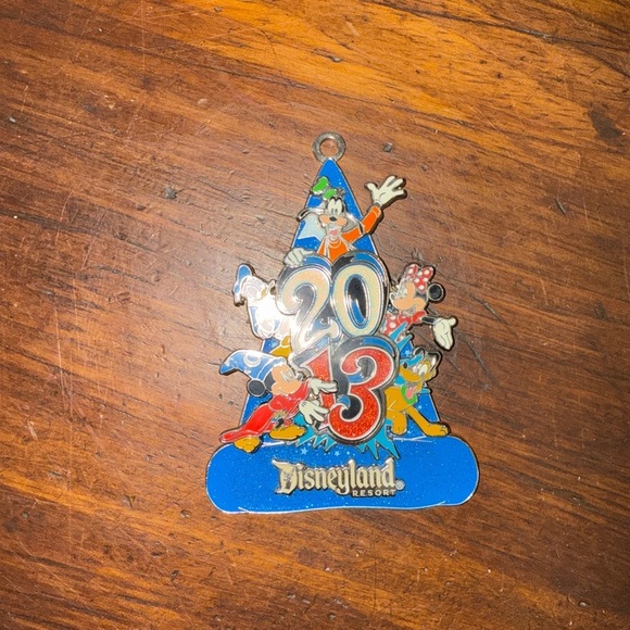 Disneyland Resort 2013 Mickey And Friends Christmas Ornament - Picture 5 of 5